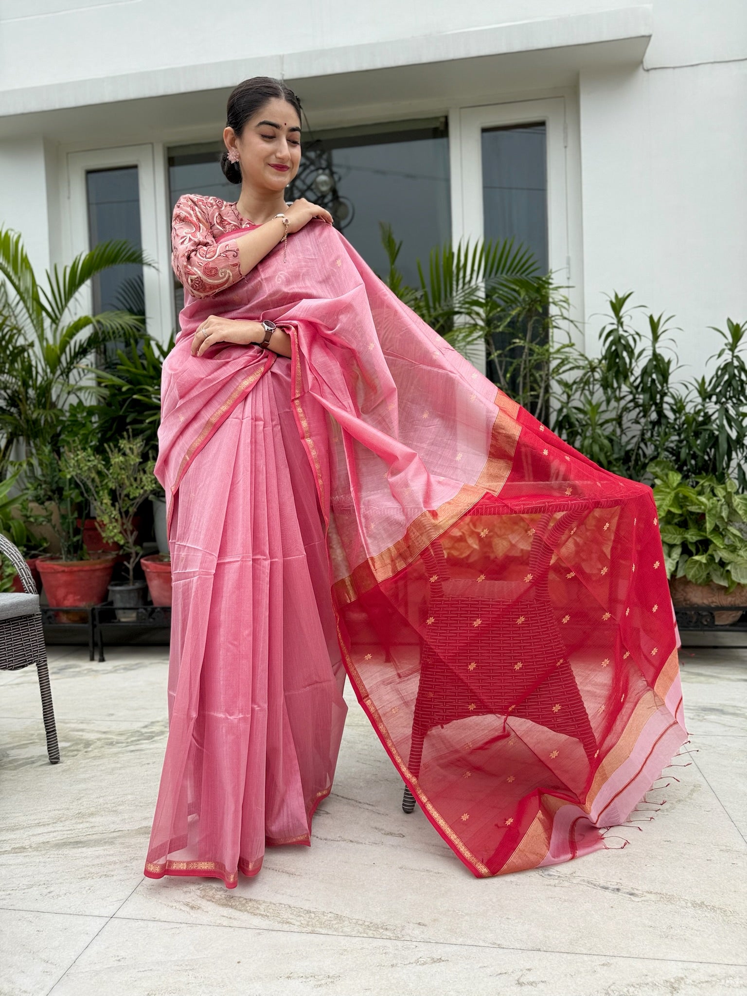 Classic Pink and Red Star Buti Handcrafted Cotton Silk Maheshwari Saree