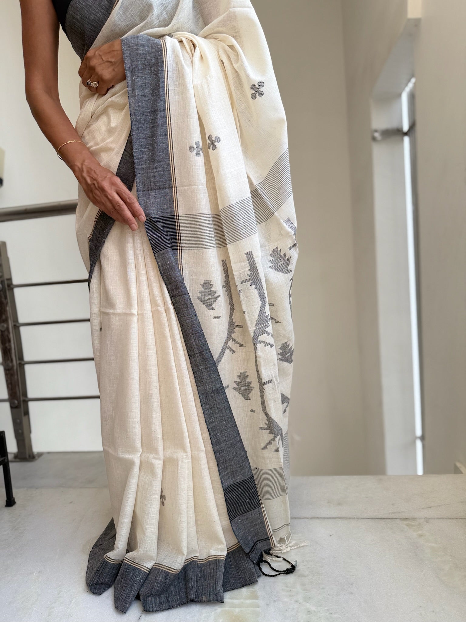 Soft Cream Base With Elegant Grey Woven Patterns Pure Cotton Jamdani Saree