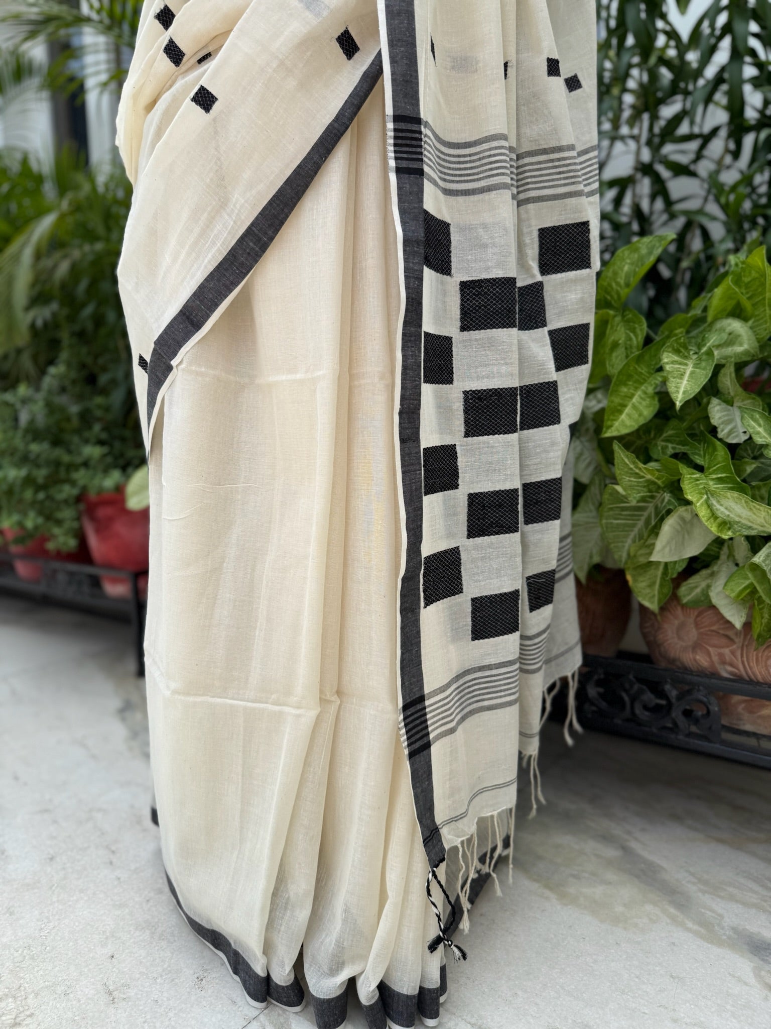 Crisp Ivory Base With Bold Black Square Motifs Pure Cotton Jamdani Saree