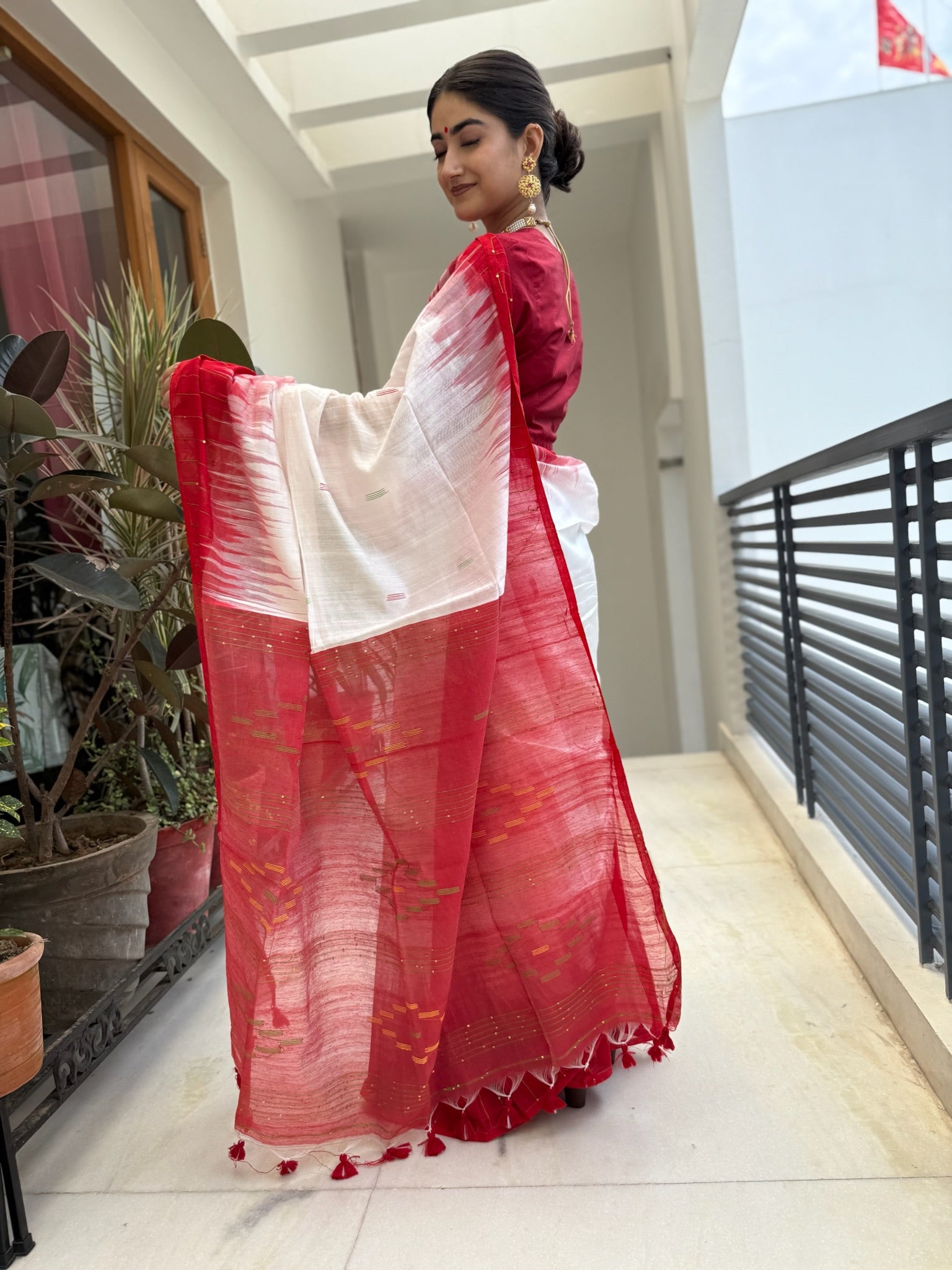 Red And White Handwoven Bengal Silk Saree
