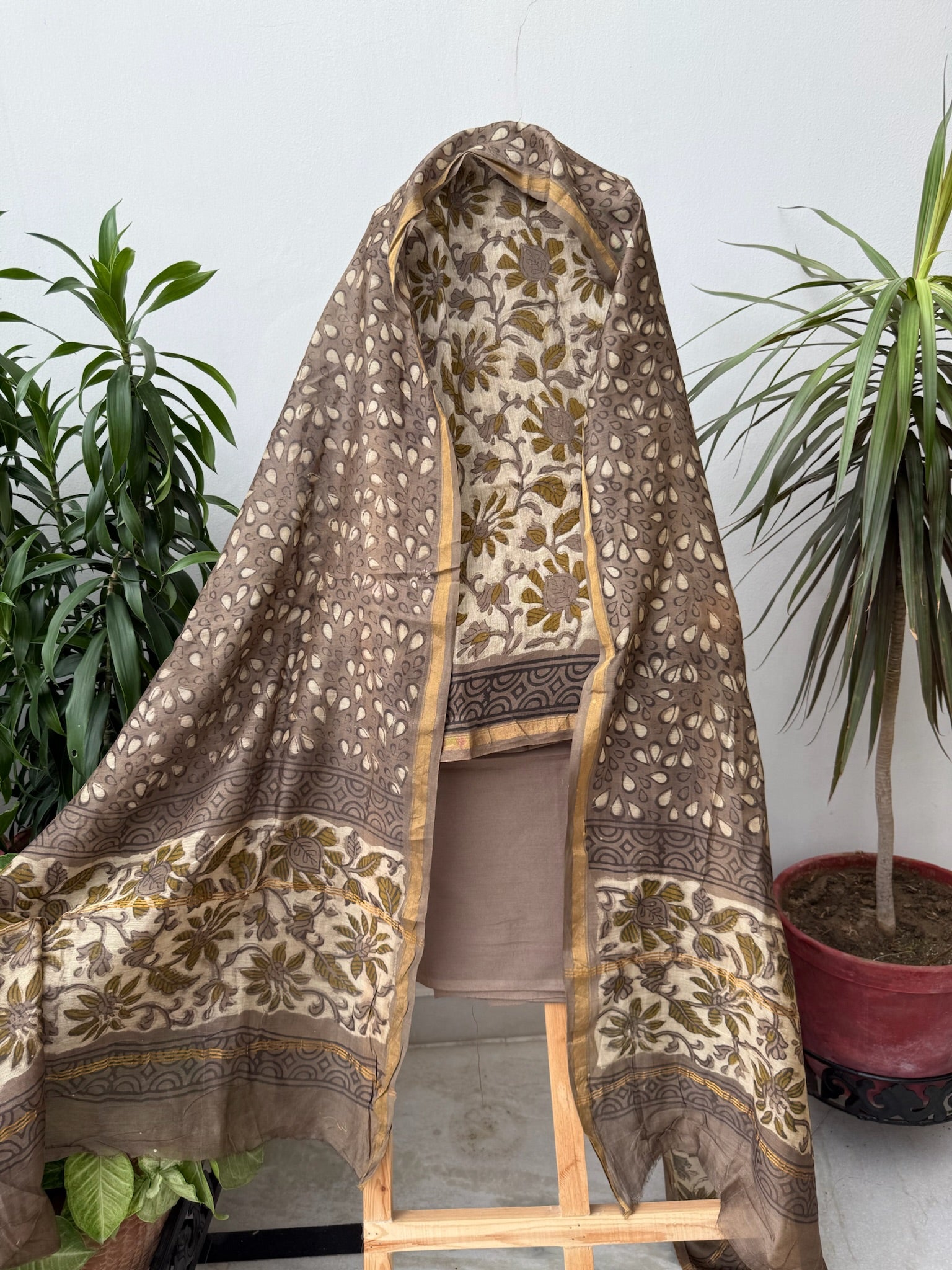 Ivory Grey Handblock Maheshwari Cotton Silk Suit Set with Grey Floral Buti