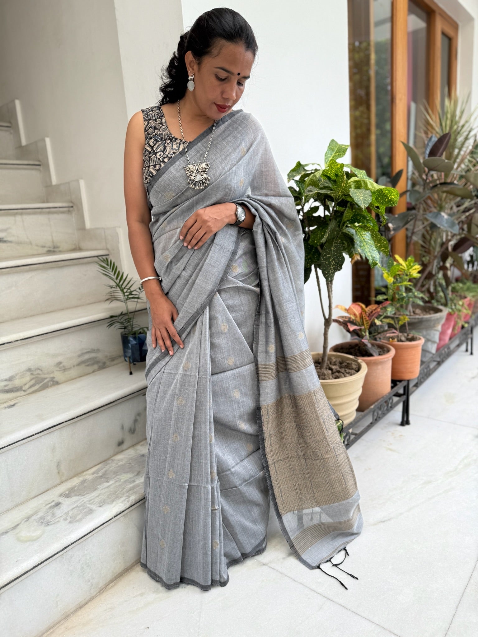 Elegant Grey & Beige Cotton Saree With Handwoven Motif