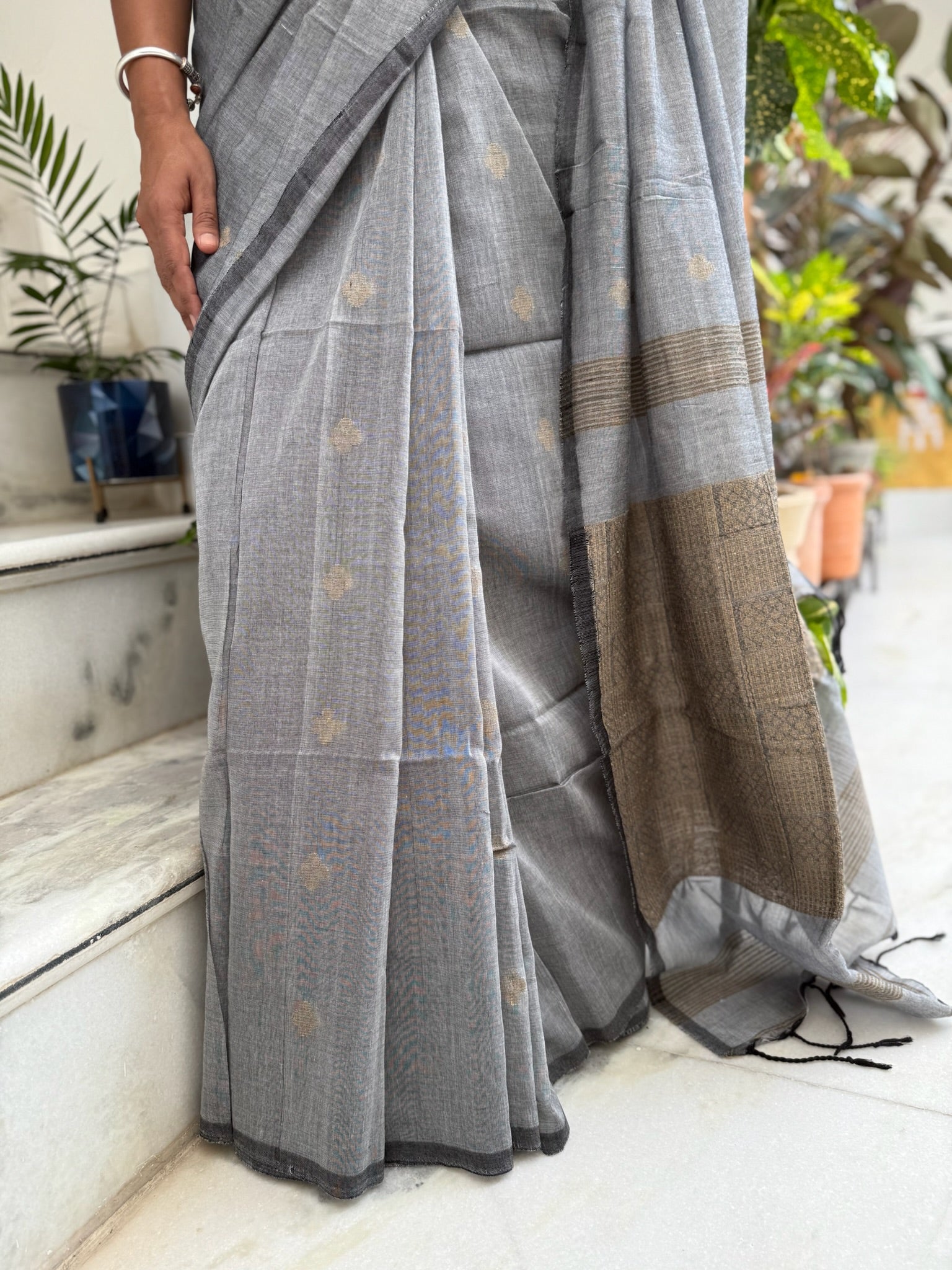 Elegant Grey & Beige Cotton Saree With Handwoven Motif