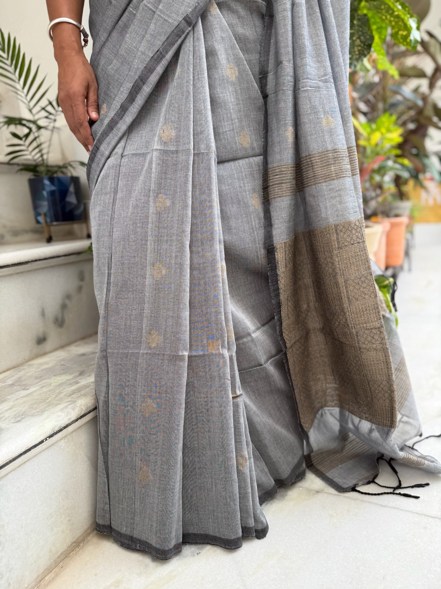 Elegant Grey & Beige Cotton Saree With Handwoven Motif
