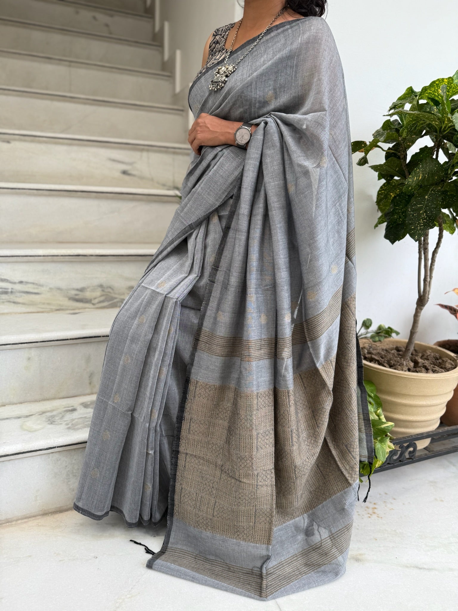 Elegant Grey & Beige Cotton Saree With Handwoven Motif