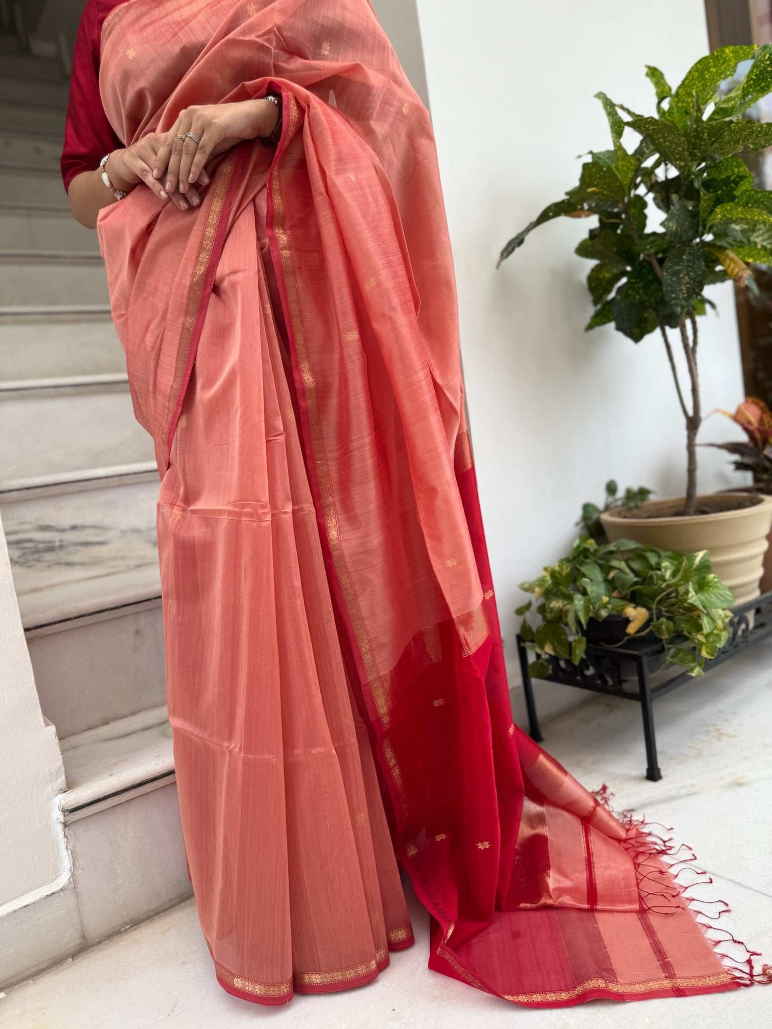 Classic Peach and Red Star Buti Handcrafted Cotton Silk Maheshwari Saree