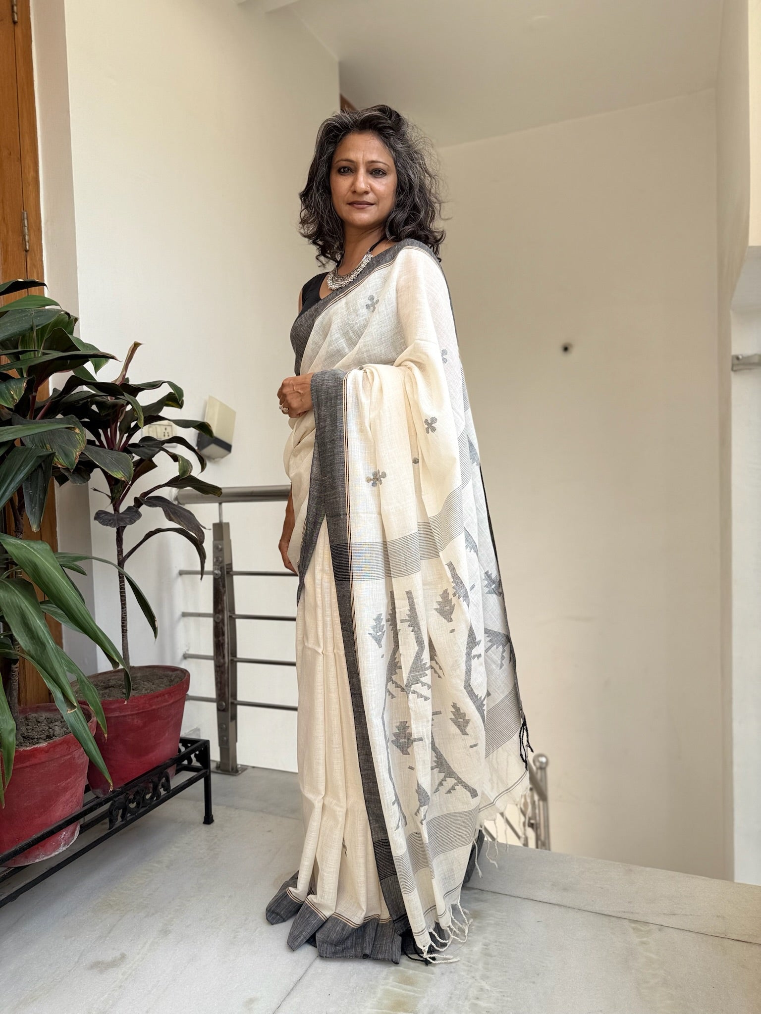 Soft Cream Base With Elegant Grey Woven Patterns Pure Cotton Jamdani Saree